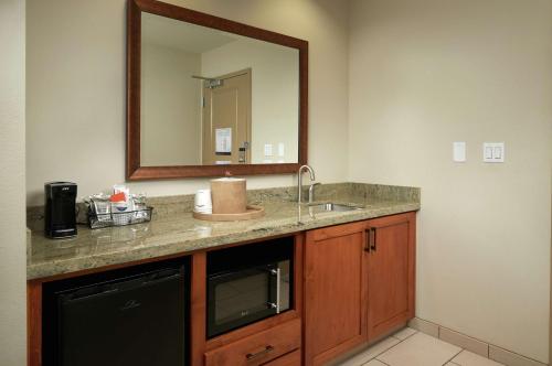 Hampton Inn and Suites Salem - image 8
