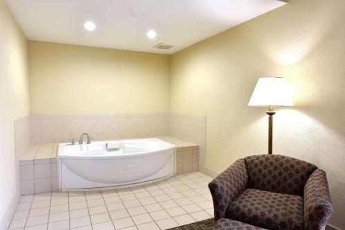 浴室, 希爾頓歡朋酒店 - 塞爾馬 (Hampton Inn Selma) in 貝尼西 (AL)