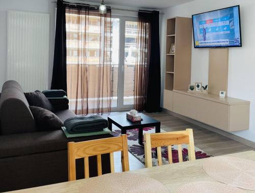 Mountain Crib in Urban Plaza w. Parking & Netflix, Braszów (zdjęcie 8)