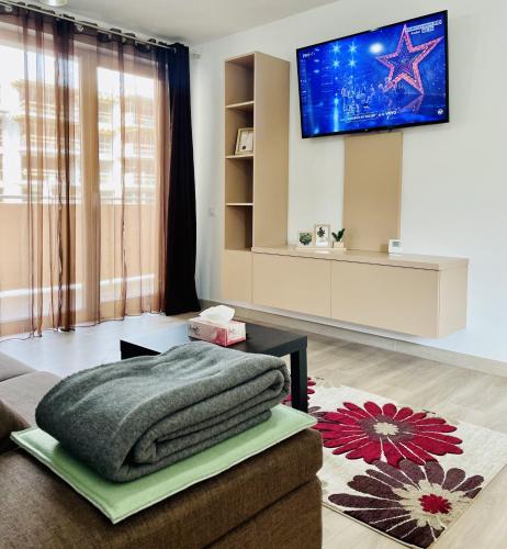 Mountain Crib in Urban Plaza w. Parking & Netflix, Braszów
