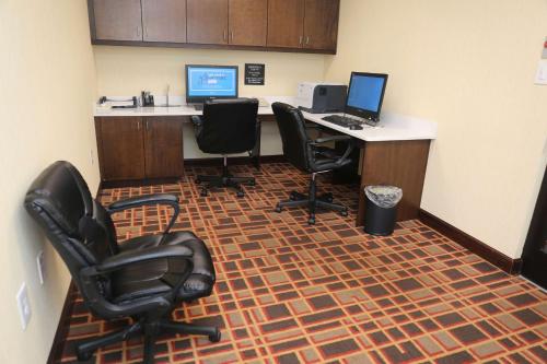 Hampton Inn Sumter - image 10