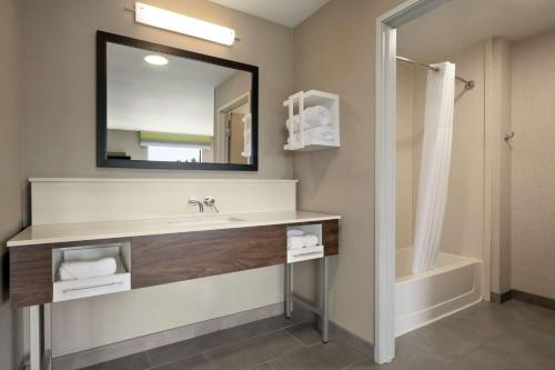 Hampton Inn & Suites Tacoma/Puyallup - image 2