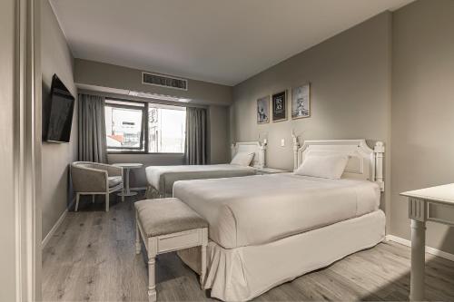 Superior Twin Room image 7