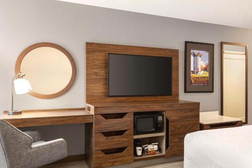 Hampton Inn & Suites Valparaiso - image 6