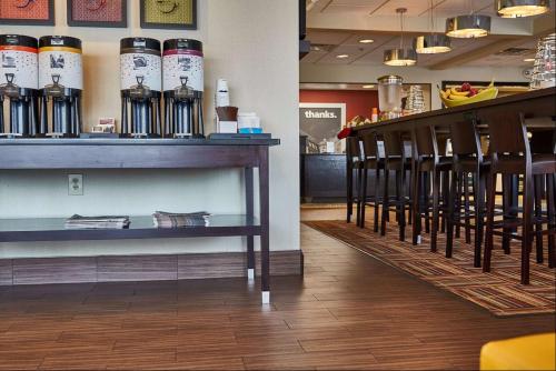 Hampton Inn Uniontown - image 11