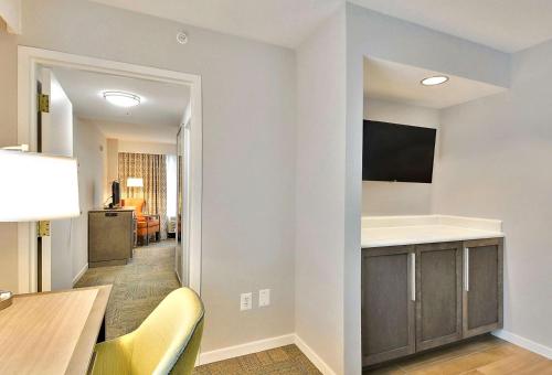 Hampton Inn Alexandria/Old Town - image 8