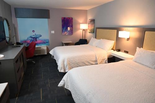 2 queen beds, 1 sofa bed