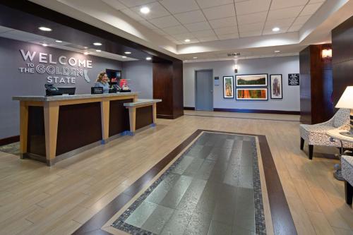 Hampton Inn Visalia - image 10
