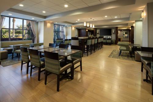 Hampton Inn Visalia - image 14