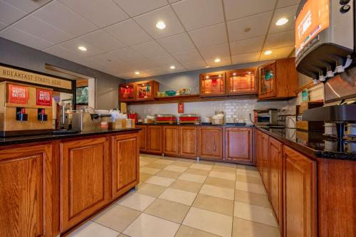 Hampton Inn Wheeling - image 6