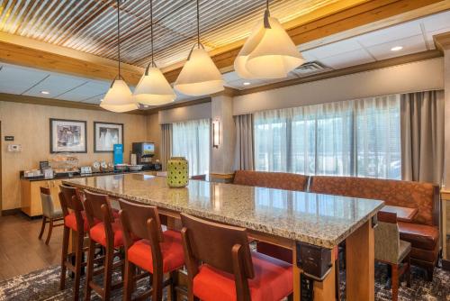 大堂, 希爾頓歡朋酒店 - 威爾克斯伯勒 (Hampton Inn Wilkesboro) in 威爾克斯伯納