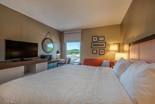 Hampton Inn Wilkesboro - image 7
