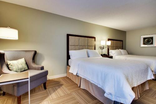 2 queen beds