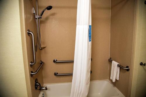 Hampton Inn & Suites Sharon - image 6