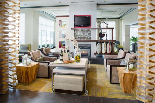 صالة مشتركة/ منطقة التلفزيون, هيلتون جاردن إن مطار ألباني (Hilton Garden Inn Albany Airport) in Latham (NY)