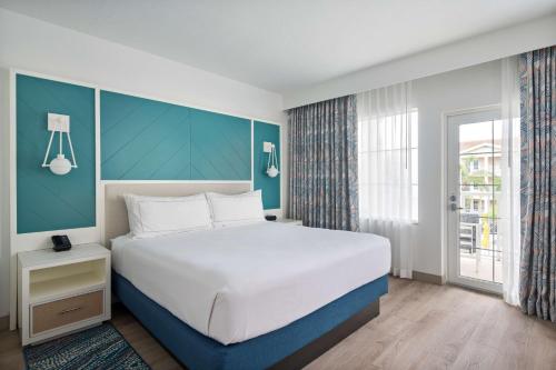 King Room with Balcony - Mobility Accessible image 3