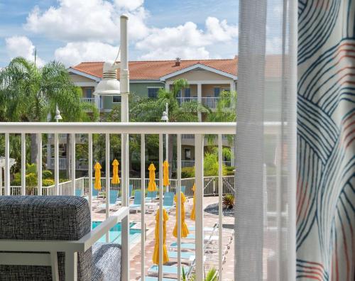 King Suite with Balcony and Pool View image 3