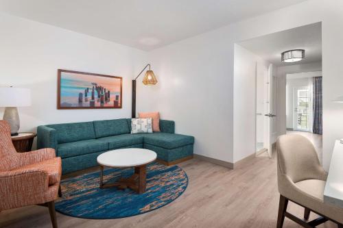 King Room with Balcony - Mobility Accessible image 4