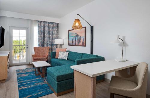 King Suite with Balcony and Pool View image 4