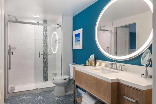 King Suite with Balcony and Pool View image 8