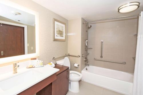 DoubleTree Suites by Hilton Atlanta - Galleria Room Type - One-Bedroom King Suite with Accessible Tub - Mobility Access/Non-Smoking