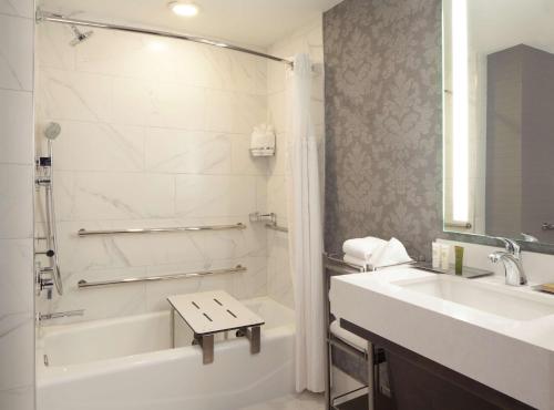 Hilton Atlanta/Marietta Hotel & Conference Center - image 6