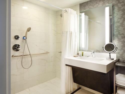 Hilton Atlanta/Marietta Hotel & Conference Center - image 14