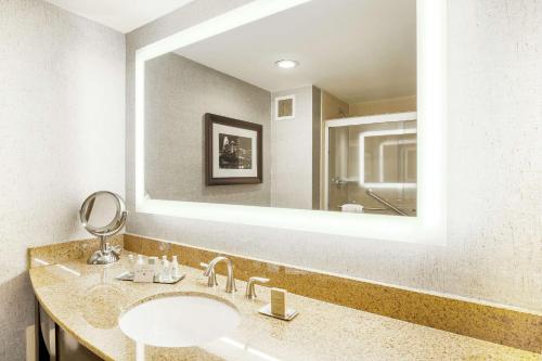 King Room - Non-Smoking image 4