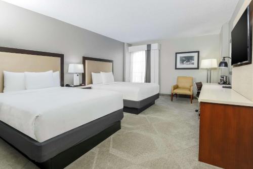 Queen Room with Two Queen Beds and City View - Non-Smoking room in DoubleTree By Hilton Hotel Austin-University Area