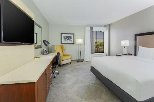 King Room with City View - Non-Smoking room in DoubleTree By Hilton Hotel Austin-University Area