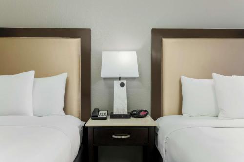 Queen Room with Two Queen Beds - Non-Smoking room in DoubleTree By Hilton Hotel Austin-University Area