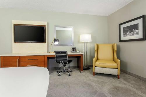 King Room - Non-Smoking image 2