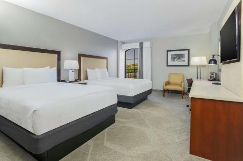 Queen Room with Two Queen Beds and City View - Non-Smoking image 4