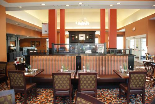 ห้องอาหาร, Hilton Garden Inn Birmingham/Trussville near หอเกียรติยศกีฬาอลาบามาและพิพิธภัณฑ์