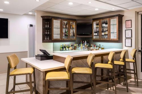 Hilton Garden Inn Bakersfield - image 7