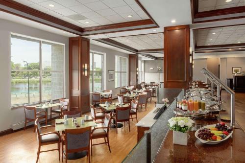 DoubleTree Suites by Hilton Hotel Boston - Cambridge