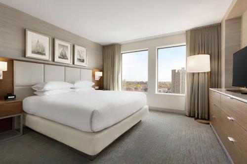 DoubleTree Suites by Hilton Hotel Boston - Cambridge Room Type - King Suite with Living Room 