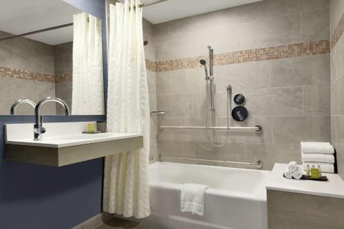 DoubleTree Suites by Hilton Hotel Boston - Cambridge Room Type - Handicap Accessible Non-Smoking King Suite