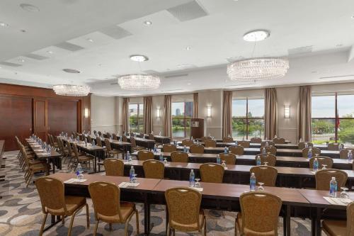 DoubleTree Suites by Hilton Hotel Boston - Cambridge