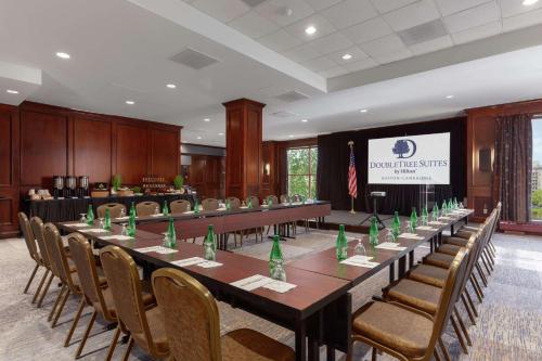 DoubleTree Suites by Hilton Hotel Boston - Cambridge