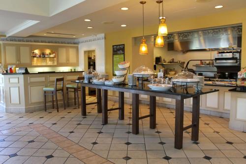 Hilton Garden Inn Addison - image 12