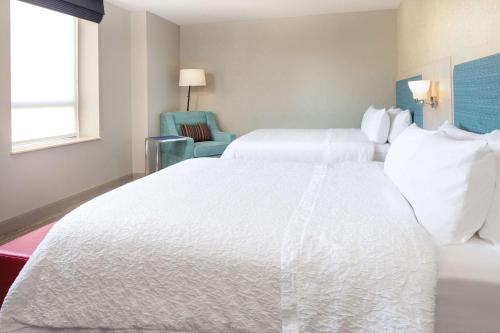 2 queen beds