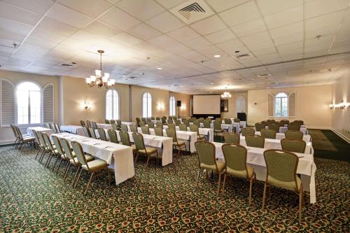 Embassy Suites Charleston - Historic District