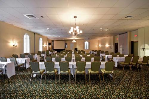 Embassy Suites Charleston - Historic District