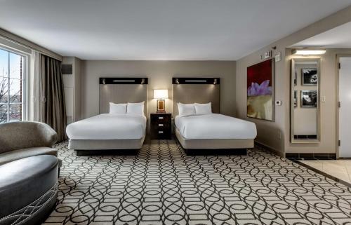 2 queen beds
