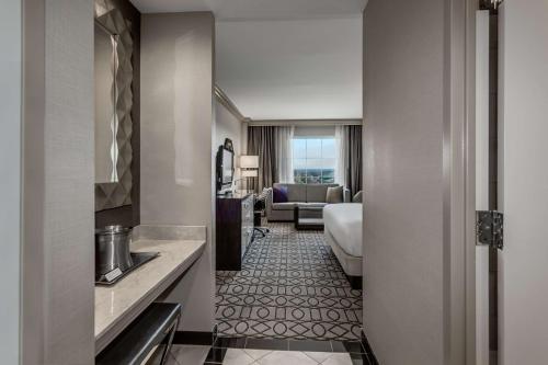 Hilton Columbus at Easton - image 8