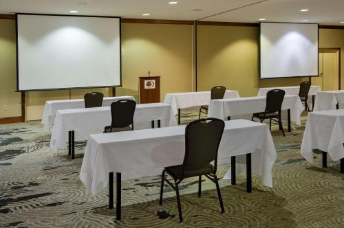 纽瓦克希尔顿逸林酒店  纽瓦克希尔顿逸林酒店