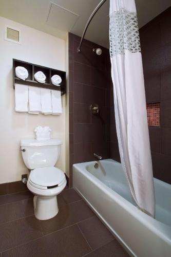 Hampton Inn & Suites Columbus-Downtown Ohio - image 2