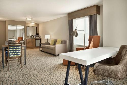 Hilton Garden Inn Dubuque Downtown Room Type - One-Bedroom King Suite with Whirlpool