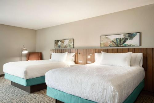 2 queen beds